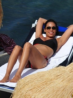 Nice hot collection of sexy busty Rosario Dawson bikini pics